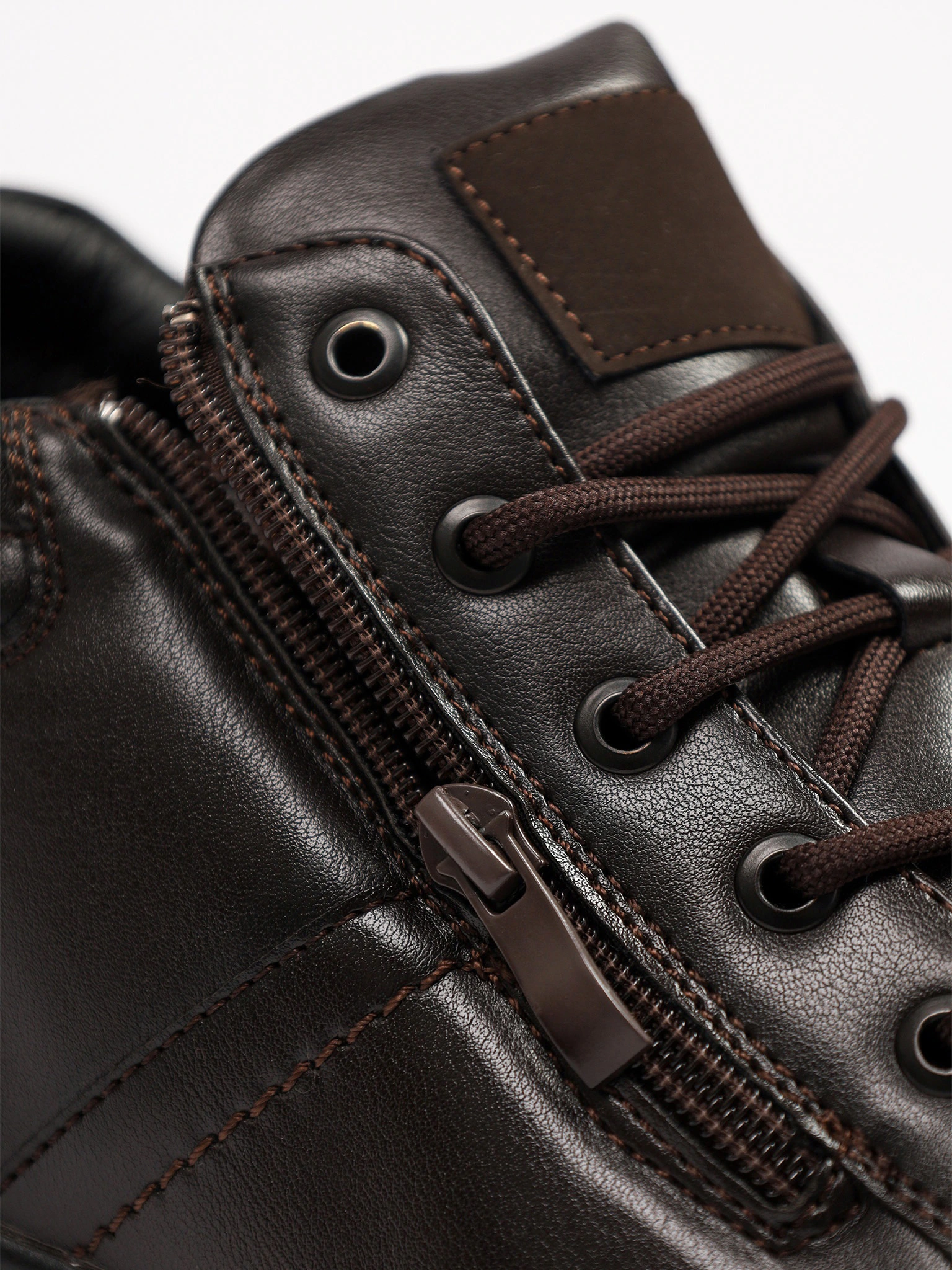 Ботинки коричневого цвета на низкой подошве